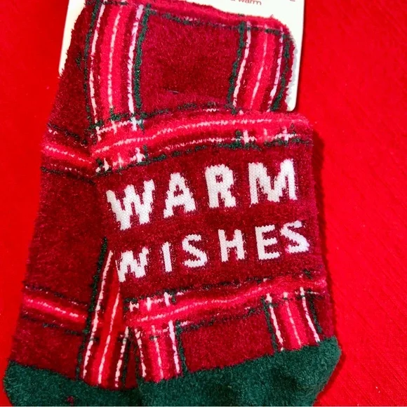 NWT 🥀 Aloe Infused Christmas Fuzzy Holiday Socks - Picture 2 of 5